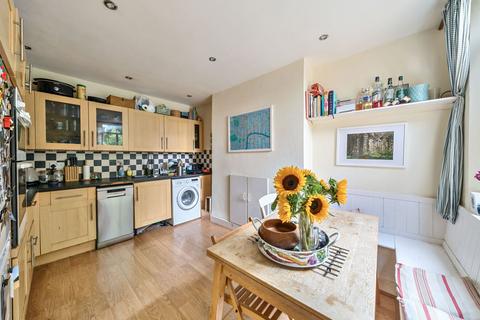 2 bedroom flat for sale, Fentiman Road, London SW8