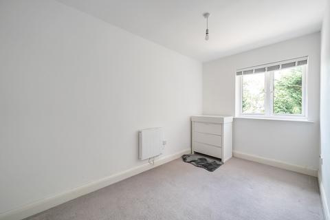 2 bedroom flat to rent, Minley Road, Hampshire GU51