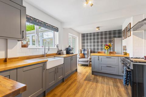 3 bedroom end of terrace house for sale, Keswick Drive, Wakefield WF2