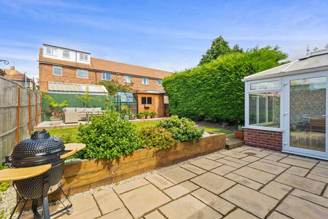 3 bedroom end of terrace house for sale, Keswick Drive, Wakefield WF2