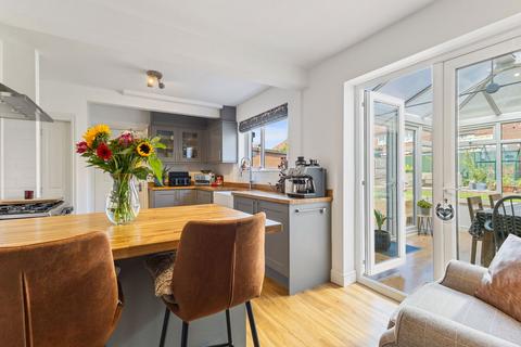 3 bedroom end of terrace house for sale, Keswick Drive, Wakefield WF2