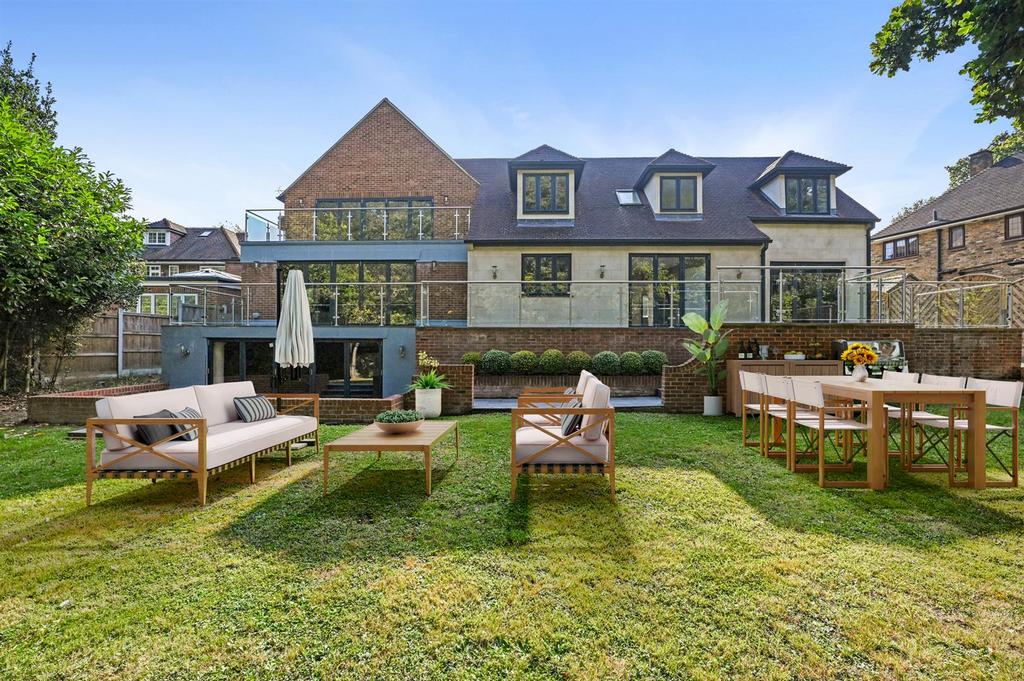 OL-WAZ-2 Glanthams Close-BACKGARDEN.jpg