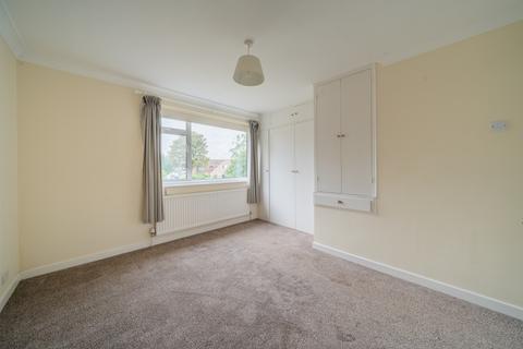 3 Sherborne Walk, Leatherhead, KT22 8UL