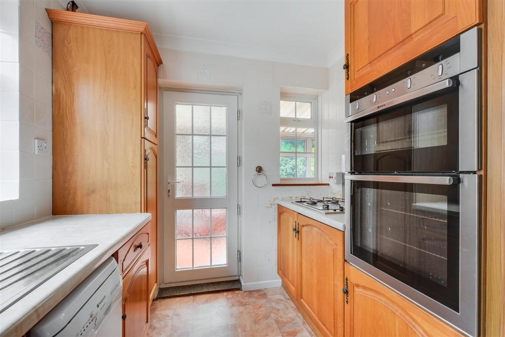 Kitchen 2.jpeg