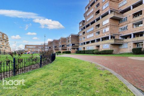3 bedroom flat for sale, Overhill Road, London