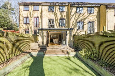 11 Tree View Close, London, SE19 2QT