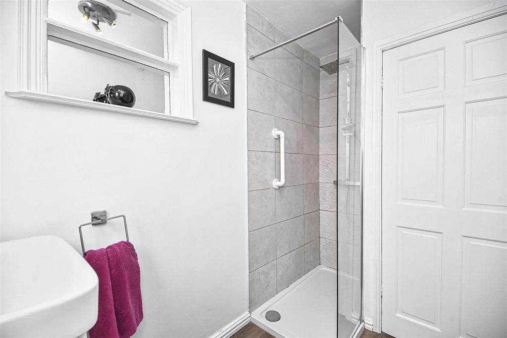 20 Chapel Walk Bathroom (1).jpg