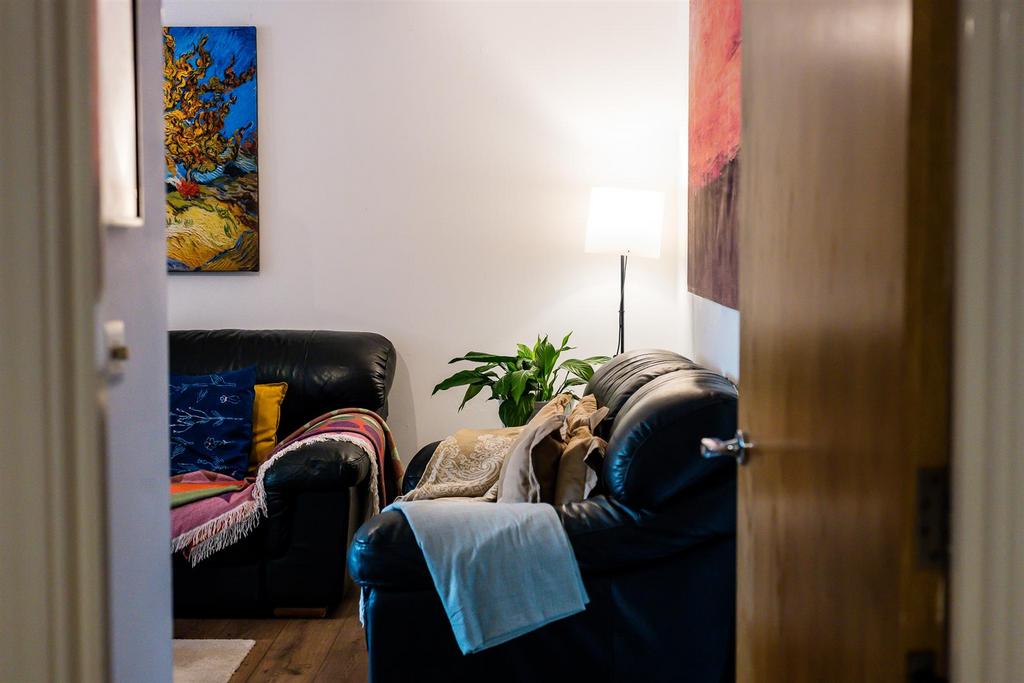 6 Chaise Meadow, Lymm WA13 9 UP-11.jpg