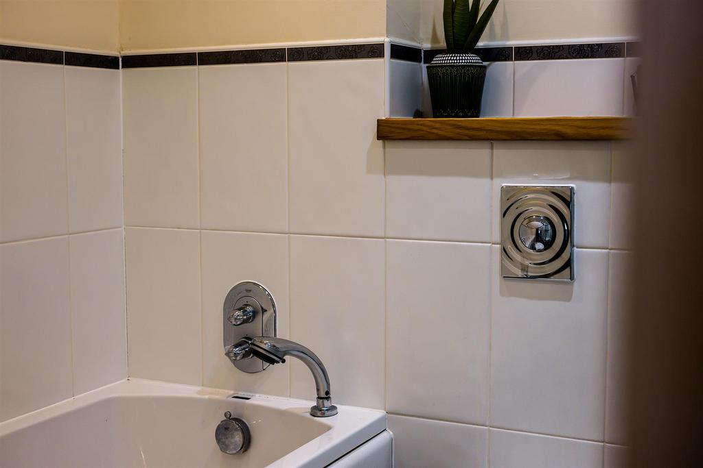 6 Chaise Meadow, Lymm WA13 9 UP-10.jpg
