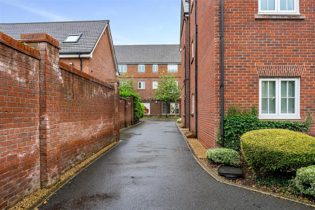 6 Chaise Meadow, Lymm WA13 9 UP-7.jpg