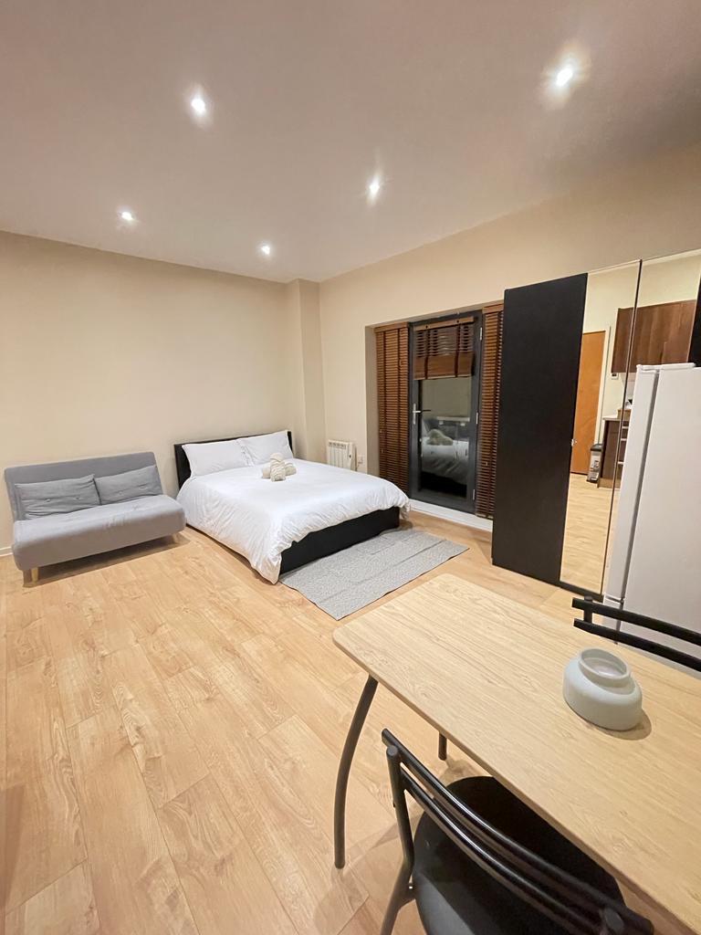 Charming & Spacious Studio Flat – Just 4 Minute