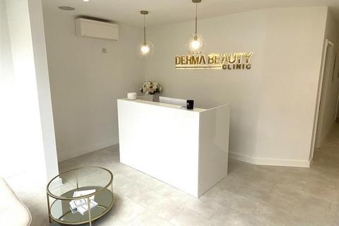 Retail property (high street) to rent, 164 Queen's Rd Buckhurst Hill IG9 5BD