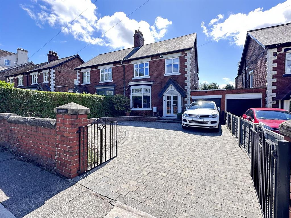 Oxbridge Lane, Stockton-On-Tees, TS18... 4 bed semi-detached house - £
