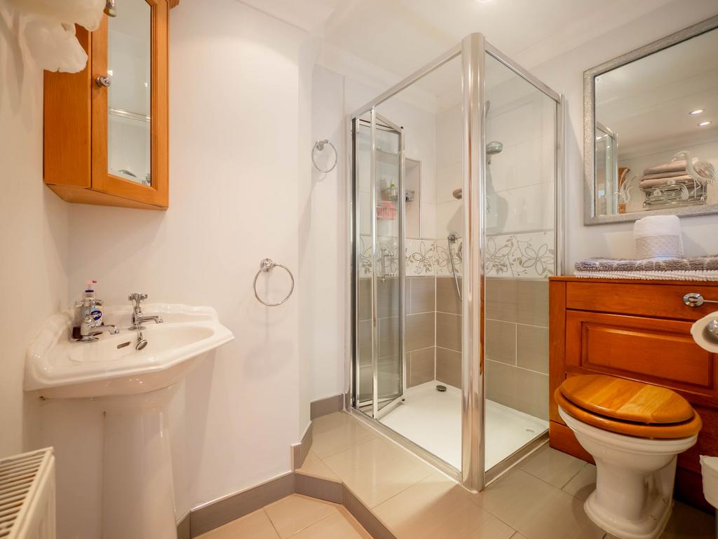 Ensuite to Bedroom 1
