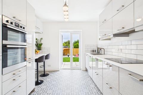 5 bedroom semi-detached house for sale
