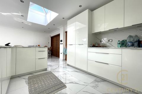39 Ancaster Crescent, New Malden, KT3 6BD