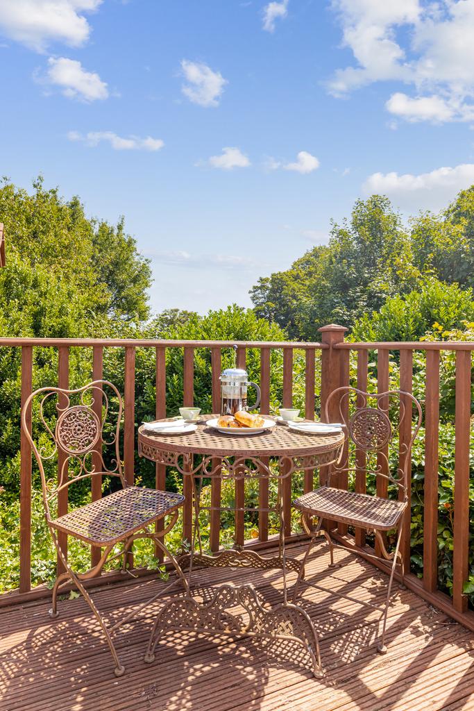 P 13 Table &amp; Chairs Deck 30 Start Bay Park, Strete