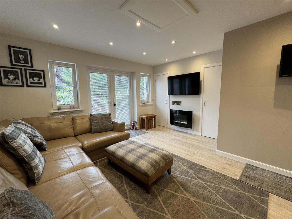 Family room 1.jpg