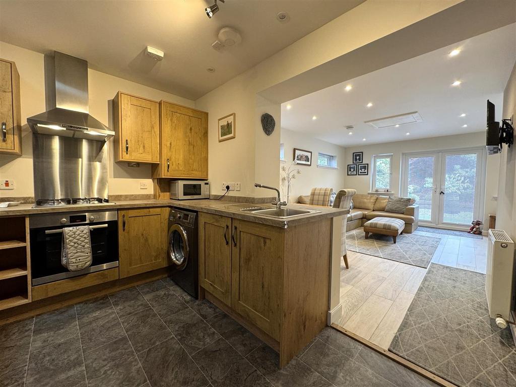 Kitchen dining.jpg