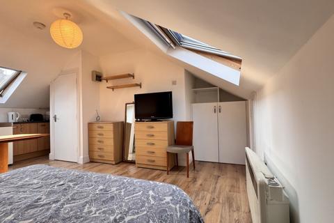 Studio to rent, Park Lane, Wembley, HA9