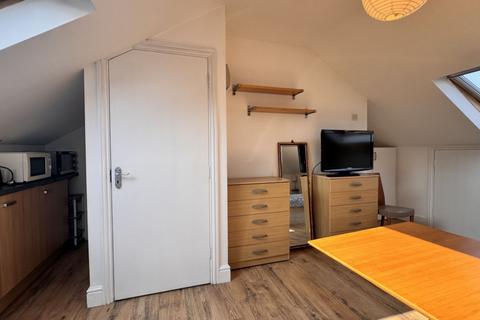 Studio to rent, Park Lane, Wembley, HA9