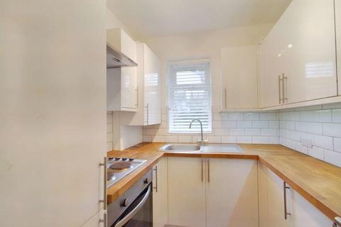 16 Lincoln Close, London, SE25 5ET