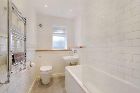 16 Lincoln Close, London, SE25 5ET