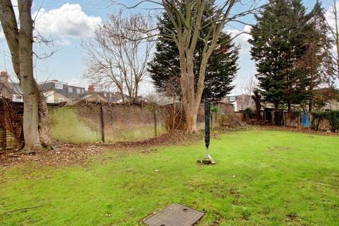 16 Lincoln Close, London, SE25 5ET