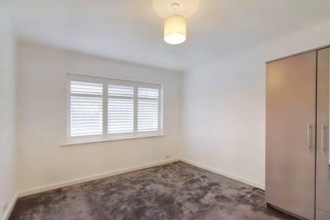 16 Lincoln Close, London, SE25 5ET