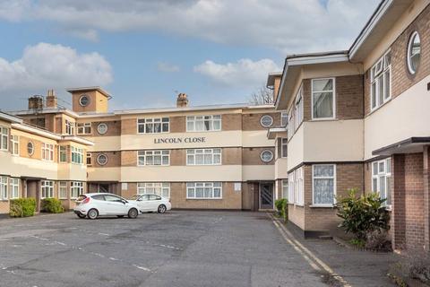 16 Lincoln Close, London, SE25 5ET