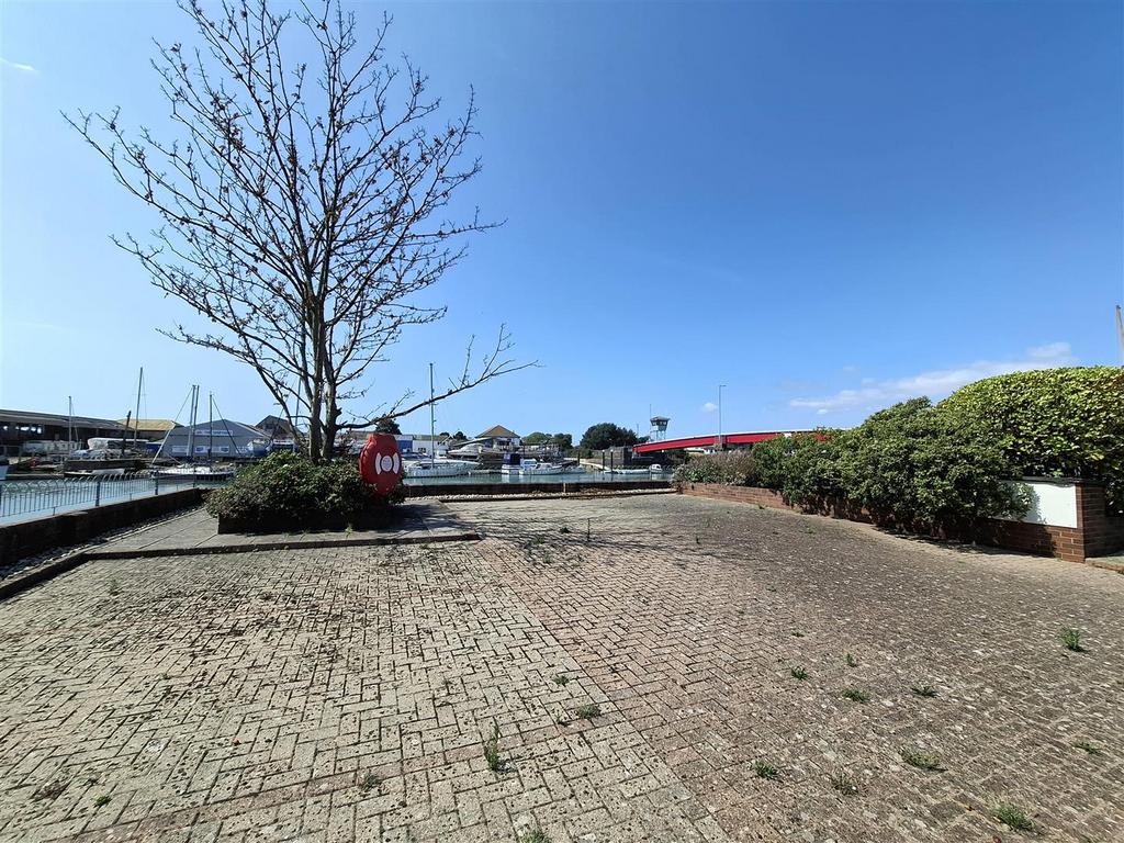 Communal Riverside Patio.jpg