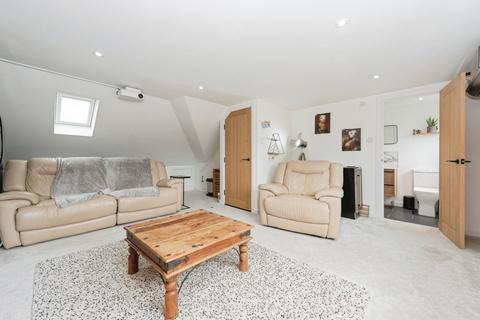9 Tranmere Road, Twickenham, TW2 7JF