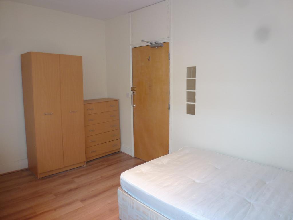 Room to rent in a six-bedroom flat