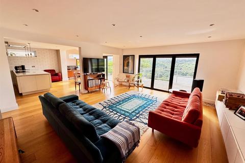 4 bedroom detached house to rent, New Lane, Skircoat Green, Halifax