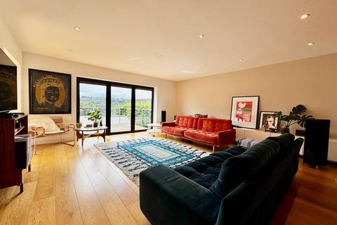 4 bedroom detached house to rent, New Lane, Skircoat Green, Halifax