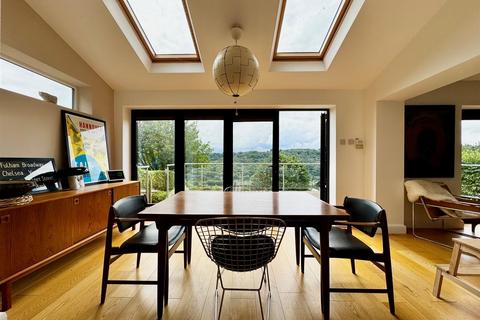 4 bedroom detached house to rent, New Lane, Skircoat Green, Halifax