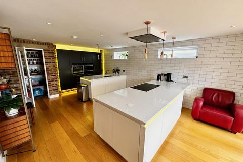 4 bedroom detached house to rent, New Lane, Skircoat Green, Halifax