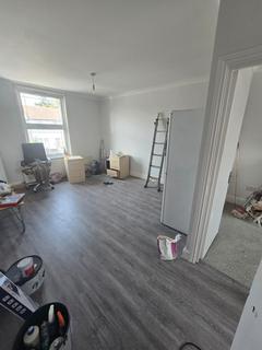 2 bedroom flat to rent, Grosvenor Road, London IG1