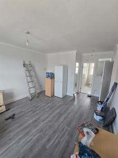 2 bedroom flat to rent, Grosvenor Road, London IG1