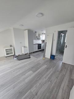 2 bedroom flat to rent, Grosvenor Road, London IG1