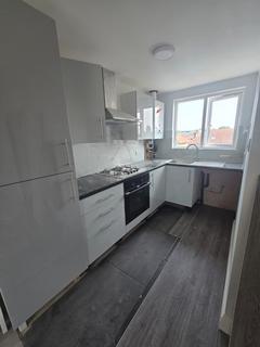 2 bedroom flat to rent, Grosvenor Road, London IG1