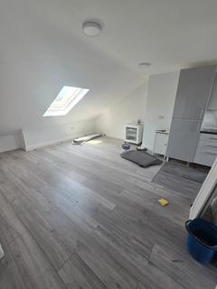 2 bedroom flat to rent, Grosvenor Road, London IG1
