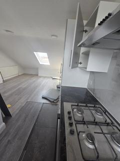 2 bedroom flat to rent, Grosvenor Road, London IG1