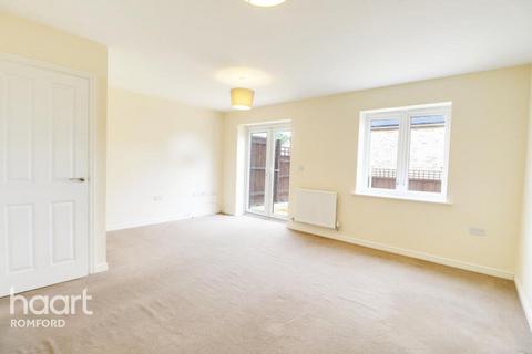 3 bedroom terraced house to rent, Sudbury Close, Harold Hill