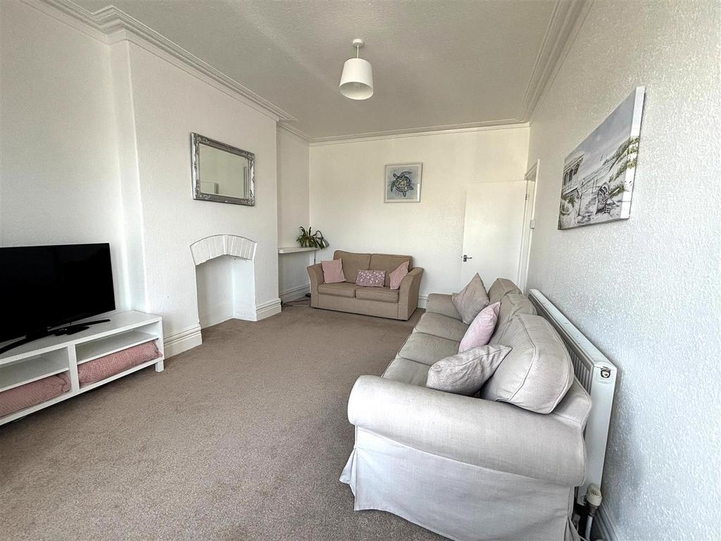 Living room 4.jpg