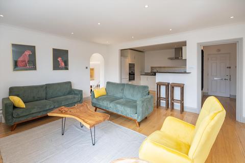 2 bedroom flat for sale, Raymond Road, London, SW19