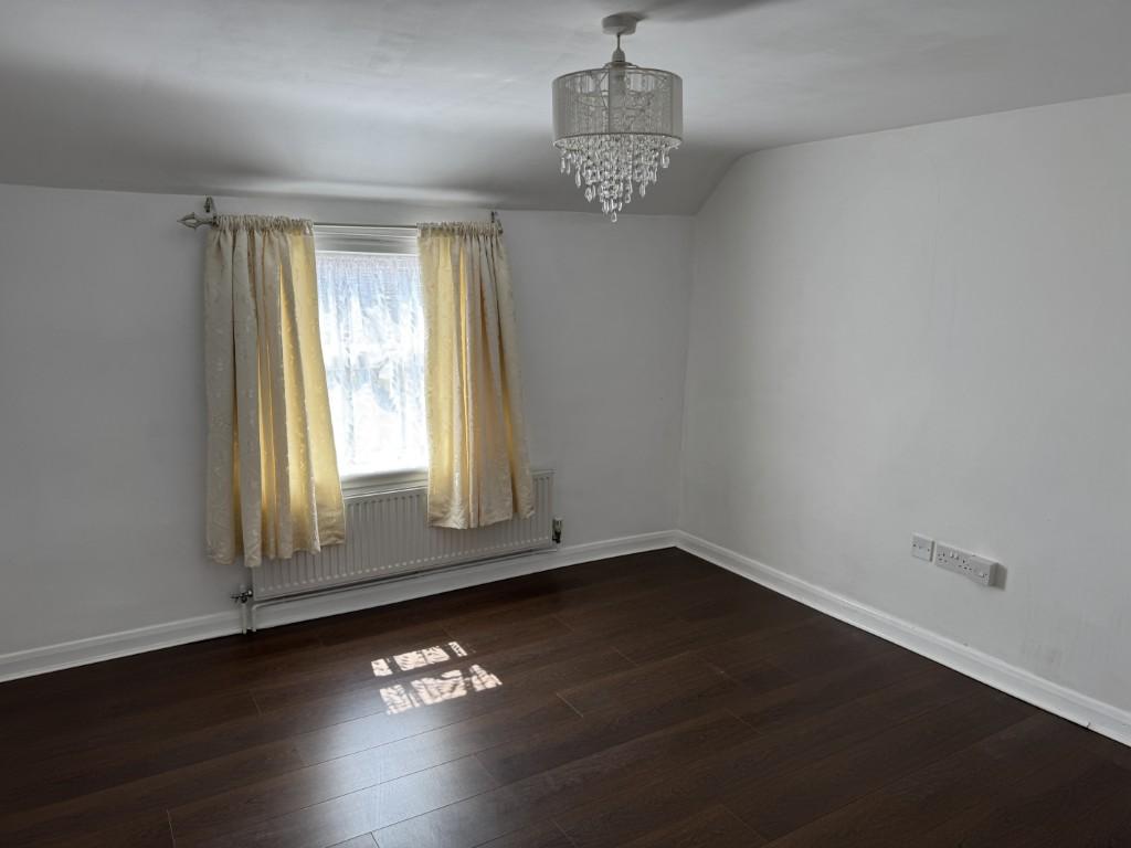 4 Medium T202508061631.jpg