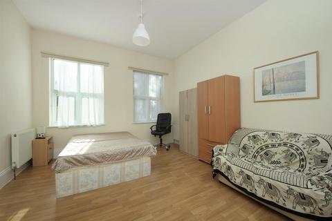 undefined, Uxbridge Road, W3
