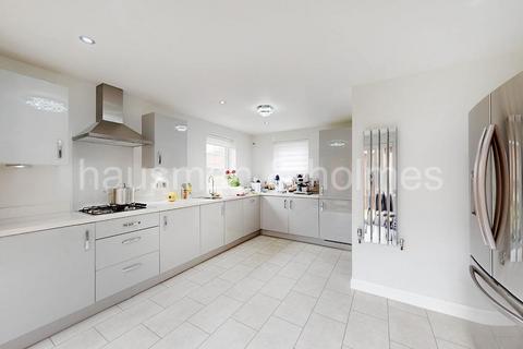 4 bedroom detached house for sale, Brassey Way, SG16