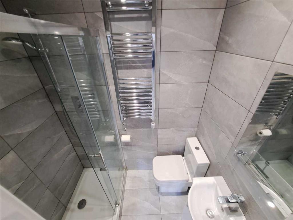 En-suite shower/WC
